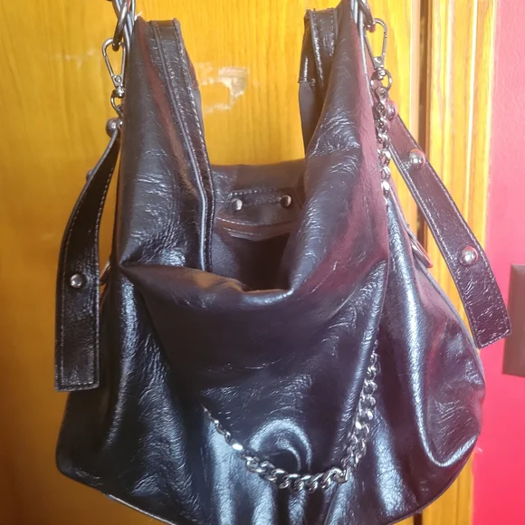 Black Leather Chain-Embellished Women's Bag - Picture 3 of 10